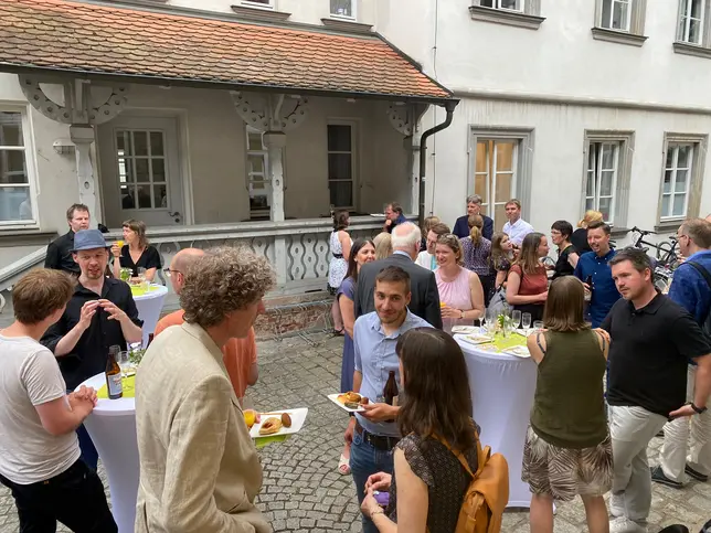 Feier im Hof der U11