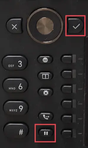 Ansicht der Telefon Funktionstasten. Mit Markierung der Pause-Taste, welche unten rechts neben der Raute-Taste ist, und Haken-Taste.