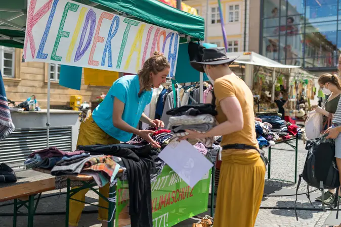 Sarah Leuchtenberg (li.) unterstützte die Besucherinnen und Besucher der Kleidertauschbörse bei Kleiderauswahl und -abgabe.