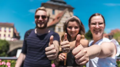 Students in Bamberg Studierende zeigen Daumen nach oben