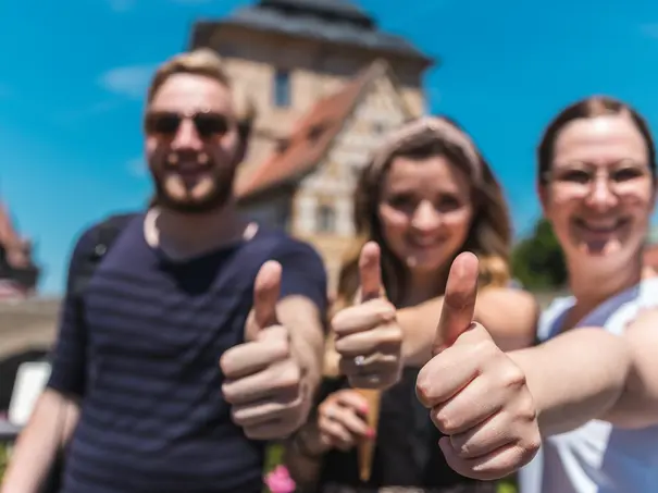 Studierende in der Bamberger Altstadt Studierende zeigen Daumen nach oben