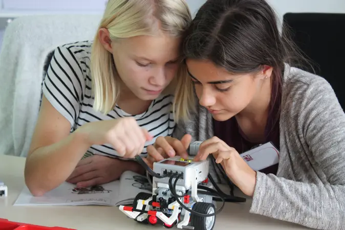 Mädchen arbeiten an einem Roboter