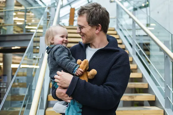 stolzer Preisträger mit Kind