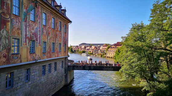 Menschen auf der Unteren Brücke