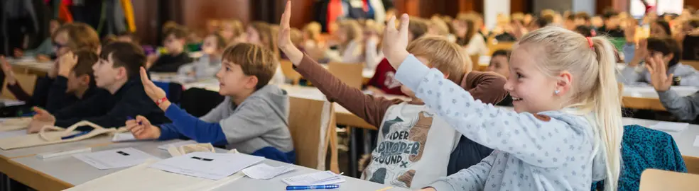 Schüler*innen im Hörsaal an der Uni Bamberg