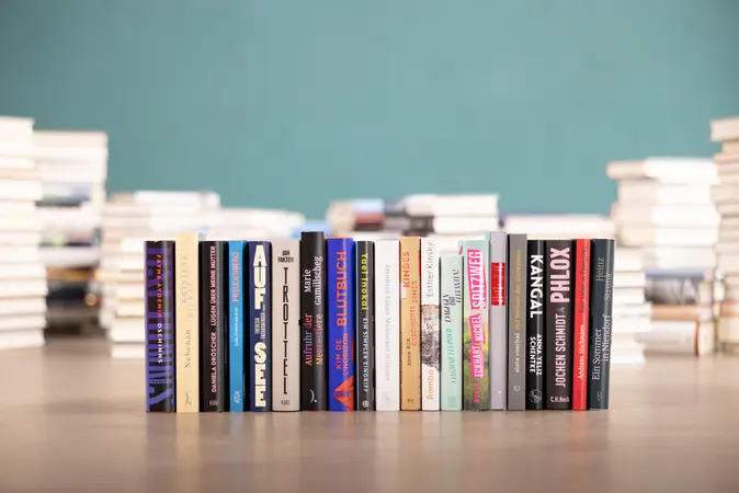 Die Bücher der Longlist des Deutschen Buchpreises 2022 aufrecht nebeneinander stehend