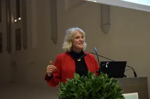 Astrid Schütz hält eine Rede