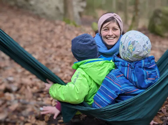 Nadine Eckstein mit ihren beiden Kindern in der Hängematte