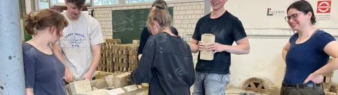 Student:innen beim Mauern eines Gewölbes