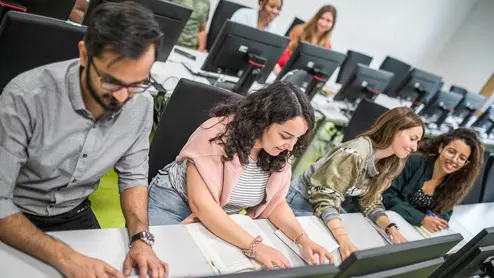 Studierende arbeiten an den PC-Pools der Uni Bamberg