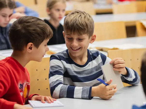 Kinderuni Bamberg sich austauschende Kinder bei der Kinderuni Bamberg