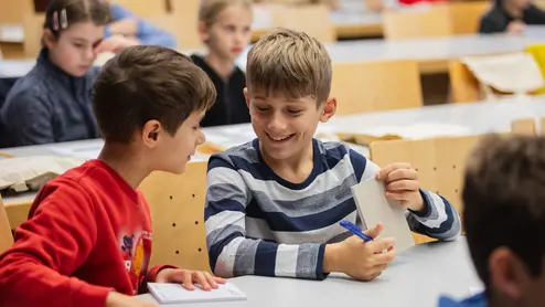 Kinderuni Bamberg sich austauschende Kinder bei der Kinderuni Bamberg