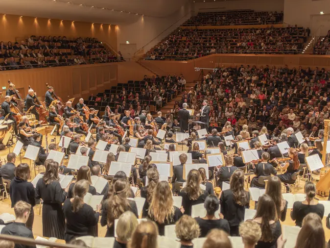 Konzert, Konzerthalle, Universitätschor, Universitätsorchester, Publikum