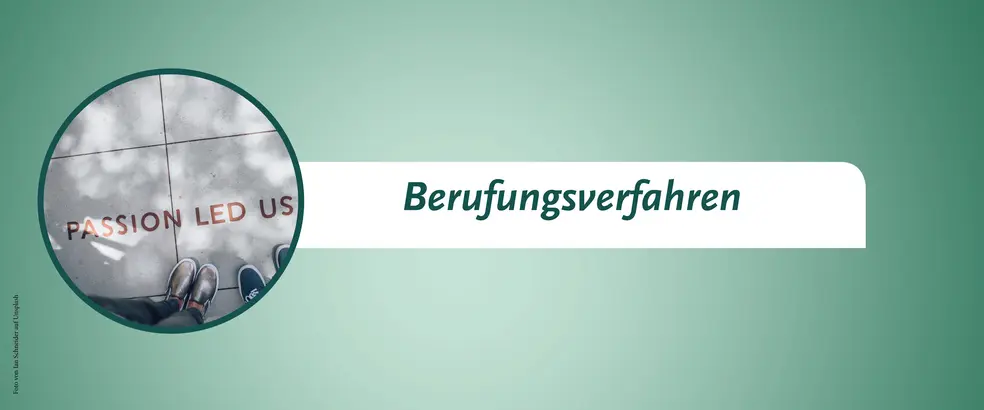 Zu sehen ist ein Banner mit grünem Hintergrund für die Seite 'Berufungsverfahren'. In einem kleinen kreisrunden Bild sind Beine mit Schuhen auf einem Flur zu sehen. Auf dem Boden steht der englische Satz: 'Passion Led Us'.