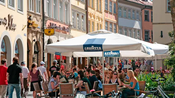 viele Besucher*innen am Obstmarkt in der Bamberger Altstadt im Sommer