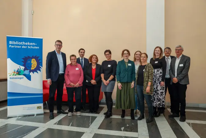Bibliotheksdirektor Fabian Franke (2.v.r.) und seine Kollegin Christiane Lauterbach (4.v.r.), Geschäftsführerin der Teilbibliothek 4, nahmen die Urkunde entgegen.