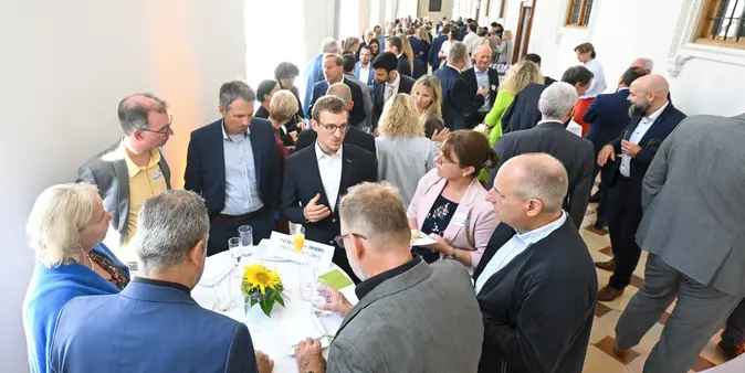 Vertreter*innen der Schulen treffen auf die Expert*innen der Universitäten beim Stehempfang