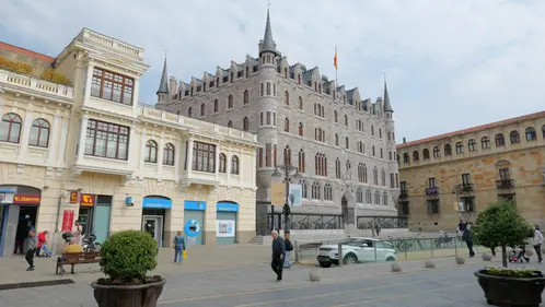 Die Casa de Botines (Mitte), entworfen von Antoni Gaudí, ein Wohn- und Geschäftshaus zwischen spätem Historismus und Moderne