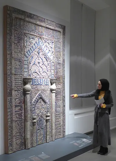 Studierende vor einem Kunstwerk im Museum für Islamische Kunst Berlin