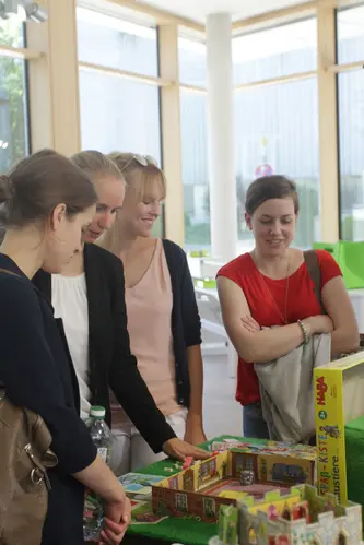 Die Studierenden erkundeten die breite Produktpalette von HABA (Foto: Westermeier)