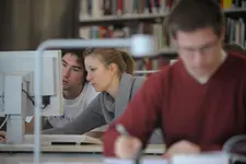 Studenten in der Universitätsbibliothek