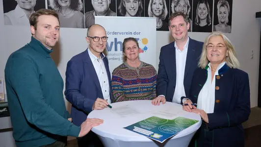 Thomas Klostermann, Sachgebietsleiter im Büro für Nachhaltigkeit der Stadt Bamberg, Dr. Stefan Goller, Referent für Wirtschaft und Digitalisierung mit Dr. Anna Scherbaum, Leiterin der vhs Bamberg-Stadt, Bürgermeister und Sozialreferent Jonas Glüsenkamp und Dr. Dagmar Steuer-Flieser, Kanzlerin der Otto-Friedrich-Universität Bamberg (v.l.)