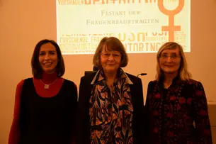Gruppenbild der Universitätsfrauenbeauftragten Brigitte Eierle, Annegret Bollée, Ada Raev