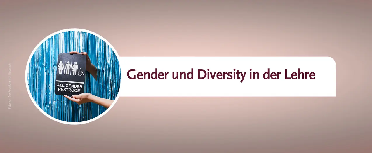Zu sehen ist ein Banner für die Startseite über 'Gender und Diversity in der Lehre'. In einem kreisrunden Bildausschnitt präsentieren zwei Hände ein All-Gender-Toiletten- und Menschen-mit Behinderung-Schild vor einem glitzernden blauen Vorhang. Es gibt einen Link zur entsprechenden Seite.
