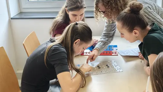 Vier Mädchen tüfteln beim Programm "MUT - Mädchen und Technik" im vergangenen Jahr. 