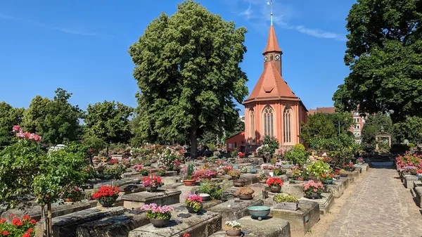 Johannisfriedhof Nürnberg; Grabsteine mit metallenen Epitaphien; Kirche St. Johannis