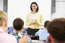 Lehrerin erklärt ihren Schülerinnen und Schülern, was soziales, nachhaltiges Unternehmertum bedeutet.