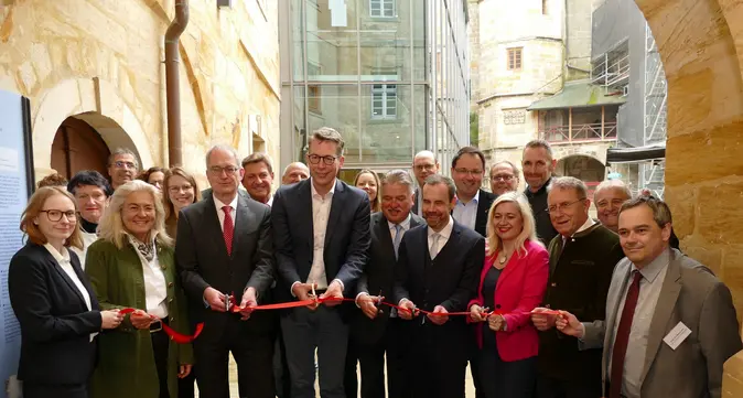 In Anwesenheit des Bayerischen Staatsministers für Wissenschaft und Kunst, Markus Blume, sowie zahlreicher Gäste aus Politik, Wissenschaft und Wirtschaft ist der sanierte Nordflügel des Schlosses Thurnau im Rahmen eines Festaktes nun offiziell eingeweiht worden.