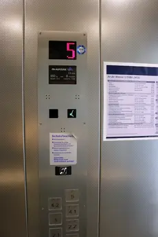 Beschriftung im Fahrstuhl