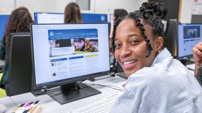 Studierende an den PCs im PC-Raum der Uni Bamberg