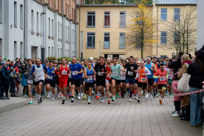 Läuferinnen und Läufer am Start