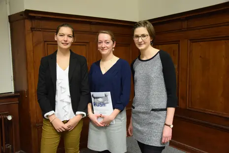 Gruppenbild der PUSh-Preisträgerinnen Monja Eberlein, Isabel Stanoschek und Birgit Mohr