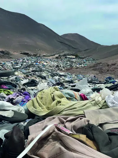 Müllhalde mit Kleidung