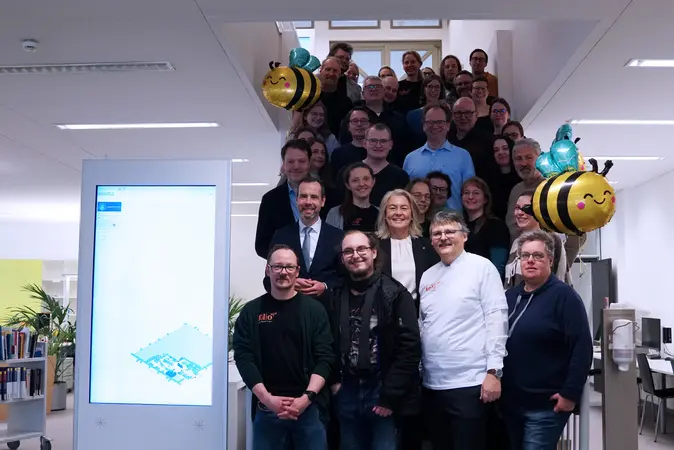 Das Team der Universitätsbibliothek Bamberg gemeinsam mit Universitätspräsident Kai Fischbach und Kanzlerin Dagmar Steuer-Flieser beim offiziellen Start des neuen Managementsystems in der Teilbibliothek 3.