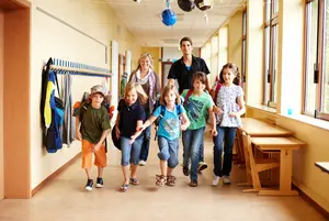 Grundschüler auf Flur Grundschüler auf Flur