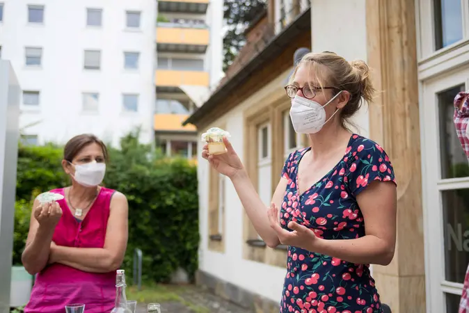 Yelva Larsen erklärt, wie sich Deo und Zahnpasta aus natürlichen Zutaten herstellen lässt.