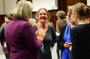 Prof. Dr. Ute Schmid im Gespräch mit anderen Personen