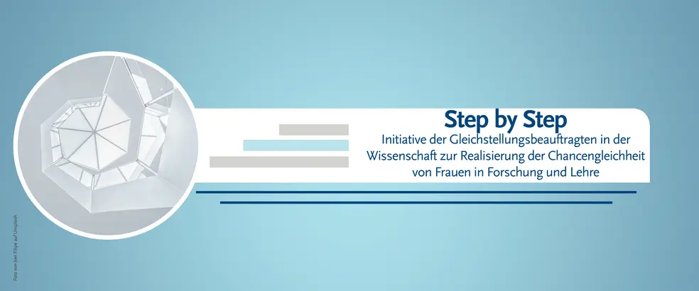 Zu sehen ist ein Banner mit dem blauen Hintergrund für die Seite von 'Step by Step - Initiative der Gleichstellungsbeauftragten in der Wissenschaft zur Realisierung der Chancengleichheit von Frauen in Forschung und Lehre'. In einem kleinen kreisrunden Bild ist ein Foto eines modernen, geometrischen Glasdachs oder einer Glasstruktur zu sehen. Die Konstruktion besteht aus mehreren transparenten, dreieckigen und mehrseitigen Elementen, die Licht reflektieren und eine helle, futuristische Ästhetik vermitteln.