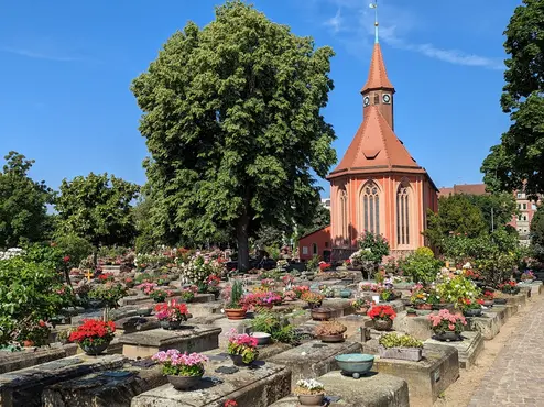 Johannisfriedhof Nürnberg; Grabsteine mit metallenen Epitaphien; Kirche St. Johannis