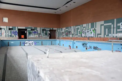 Im Juli 2023 fehlt bereits der Sprungturm im alten Hallenbad. Bald wird auch das Schwimmbecken weichen müssen.