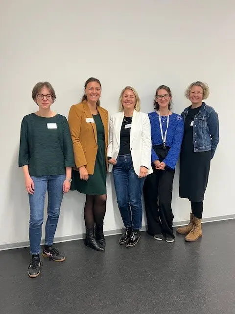 Die Leiterinnen des Workshops abgelichtet vor eine weißen Wand von links Katharina Kindermann, Larissa Ade, Sanna Pohlmann-Rother, Eva-Maria Weiss, Ingrid Stöhr