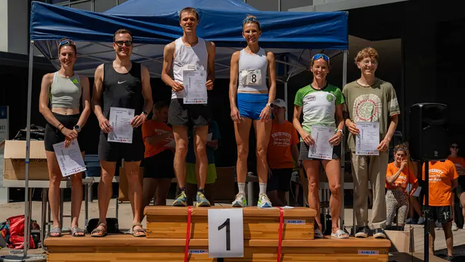 Auf dem Treppchen: Die schnellsten Läuferinnen und Läufer des 10 km Volkslaufs. In der Mitte Ingalena Schömburg-Heuck und Hannes Hittinger.