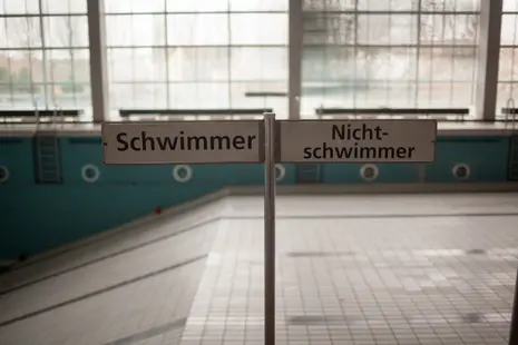 Ein nostalgischer Blick auf alte Zeiten: Schwimmbecken wird es im neuen Universitätssportzentrum nicht mehr geben. 