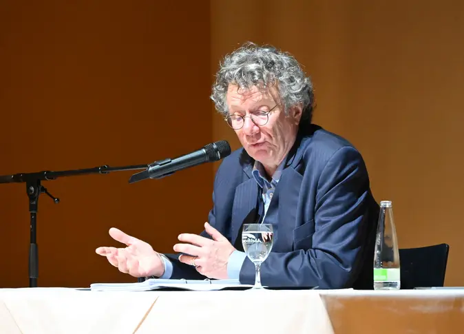 Ingo Schulze bei der Auftaktlesung der diesjährigen Poetikprofessur im ETA Hoffmann Theater.