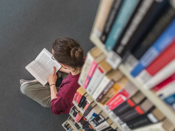 Lesen in der TB4 Studentin sitzt in der TB4 und liest ein Buch