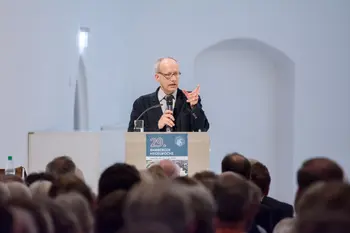 Prof. Dr. Christian Illies, Inhaber des Lehrstuhls Philosophie II, steht bei der 29. Bamberger Hegelwoche hinter dem Vortragspult in der AULA der Universität und spricht zum Publikum. 